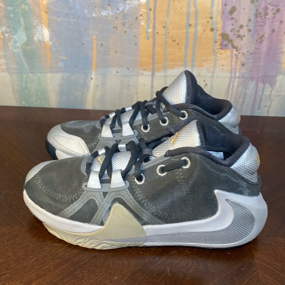 Nike Giannis Zoom Freak 1 Smoke Grey/ Metallic Silver / Black  (GS) Sneakers  4Y